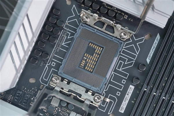 身披银白战甲！华硕ROG STRIX Z790-A GAMING WIFI D4吹雪主板图赏