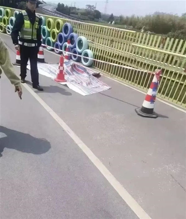 成都两骑行者相撞 一女子身亡:千万不要逆行