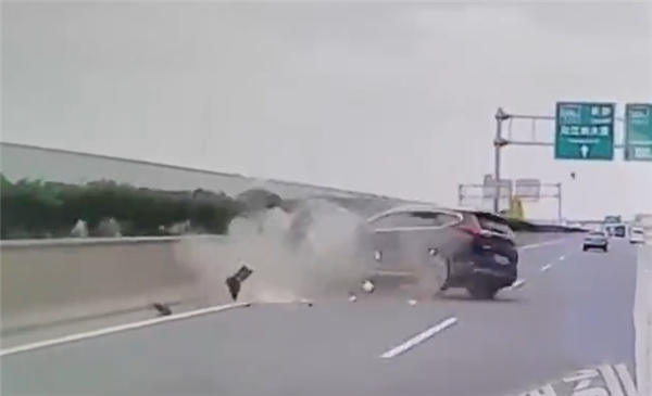 老头乐高速公路疯狂逆行撞上本田CR-V:现场惨烈