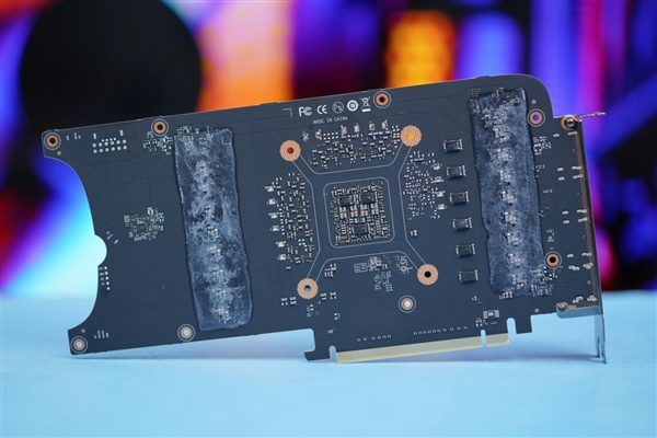 罕见5风扇设计!铭瑄RTX 4070 Ti MGG OC12G显卡图赏