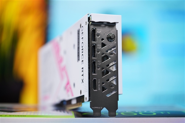 高颜值波普风！七彩虹RTX 4060 Ti Ultra W OC显卡图赏