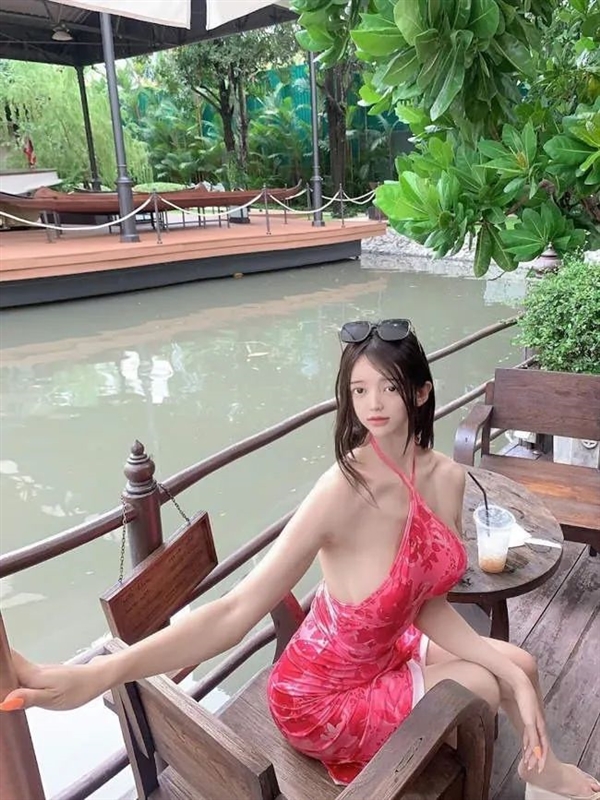 韩国美女成了抽象PS大神：手臂比你的腿还长！