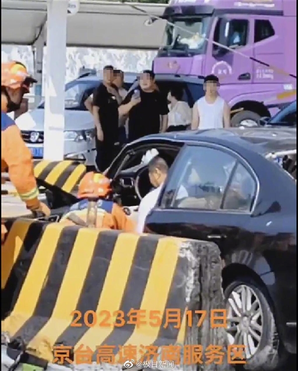 警方通报男子服务区内被撞飞:司机把油门当刹车