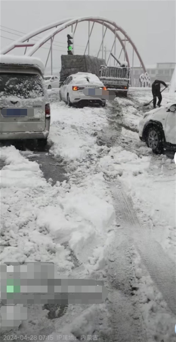 河北承德多地4月飘雪 内蒙古也突降大雪：家长送娃半路接停课通知