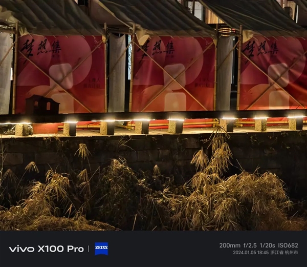 贴了个几十块钱的镜头膜：一拍照 我懵了