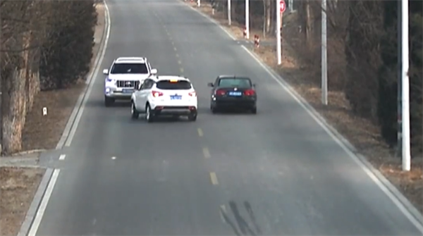 一大众轿车高速路恶意别车!S形行驶10公里:官方已介入调查
