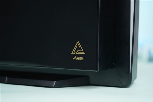 3.5万元带触控屏!微星海皇戟X2游戏主机图赏