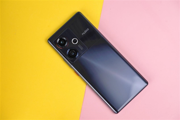 二代骁龙8只要2999元！nubia Z50图赏：一体双曲影像旗舰