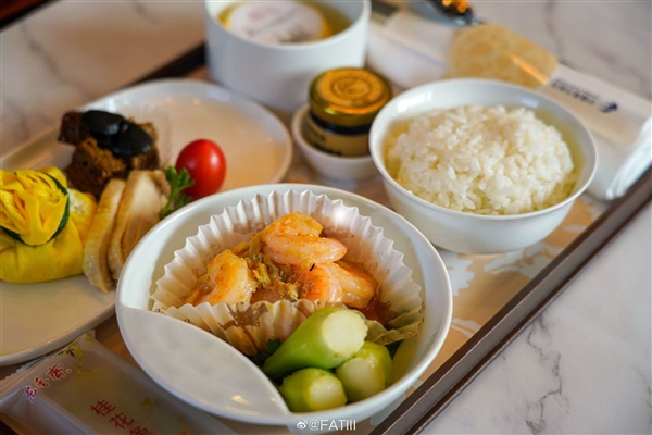 C919飞机上有五福临门主题餐:内含上海特产大白兔牛奶