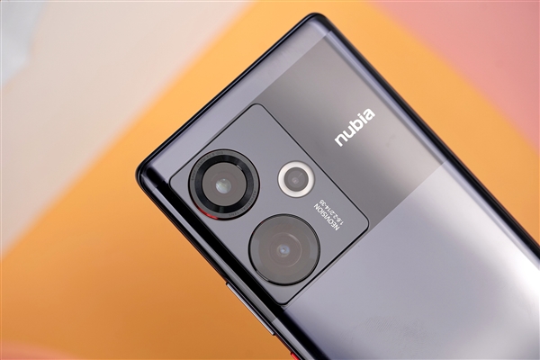 二代骁龙8只要2999元！nubia Z50图赏：一体双曲影像旗舰
