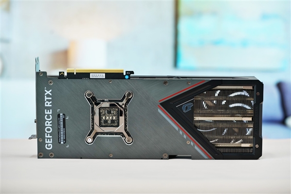 独特磁吸智屏！七彩虹iGame RTX 4070 Vulcan OC显卡图赏