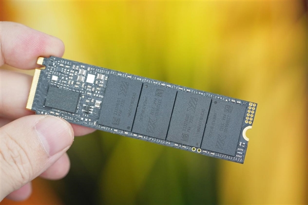 长江存储致态第一款4TB SSD！TiPlus 7100 4TB图赏
