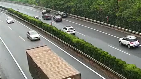 令人血压飙升!一SUV高速快车道停车致多车连撞:后果惨烈