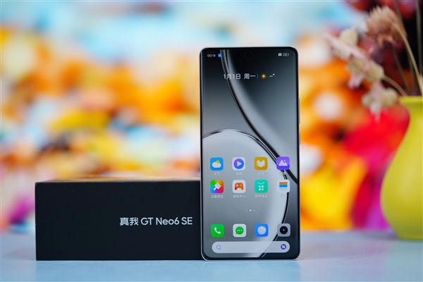 6000尼特无双屏！realme真我GT Neo6 SE图赏