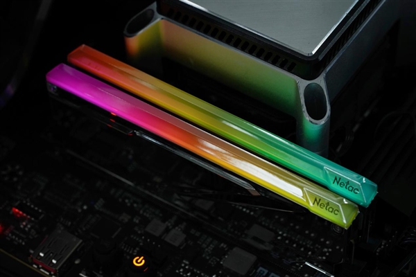 狂飙8000MHz!朗科Z RGB DDR5-8000 16GB电镀银内存图赏