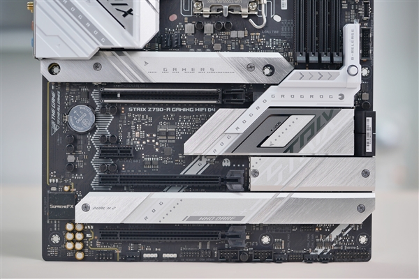 身披银白战甲！华硕ROG STRIX Z790-A GAMING WIFI D4吹雪主板图赏