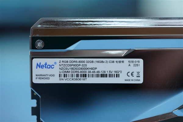 狂飙8000MHz!朗科Z RGB DDR5-8000 16GB电镀银内存图赏