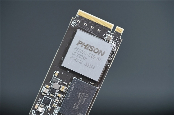 14.3GB/s!PCIe 5.0 SSD第一次满血了 但是必须水冷?