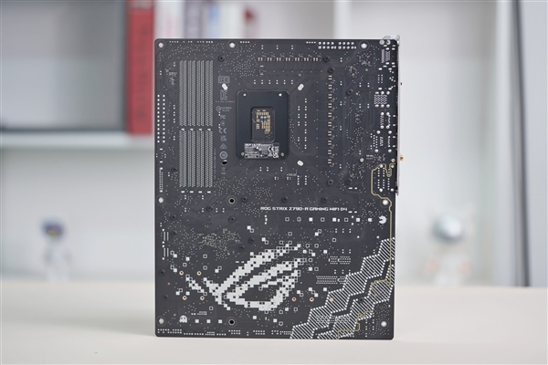 身披银白战甲！华硕ROG STRIX Z790-A GAMING WIFI D4吹雪主板图赏