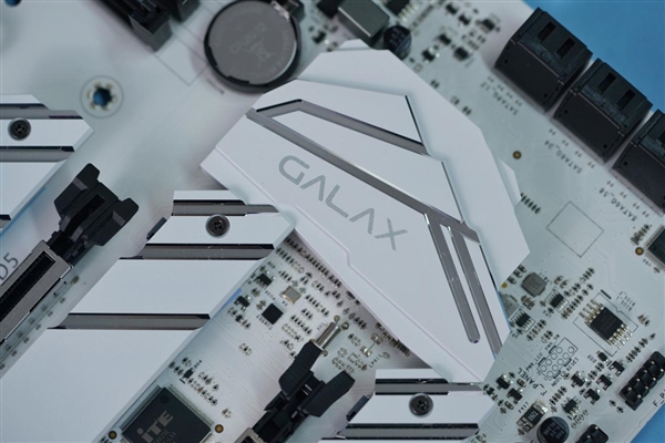 纯白PCB夺目!影驰Z790金属大师D5 Wi-Fi白金版图赏