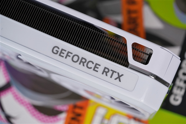 通体白色高颜值!铭瑄RTX 4070 iCraft OS12G瑷珈显卡图赏