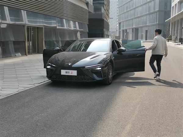 君子动口不动手 开了三天哪吒S:用嘴就能控全车
