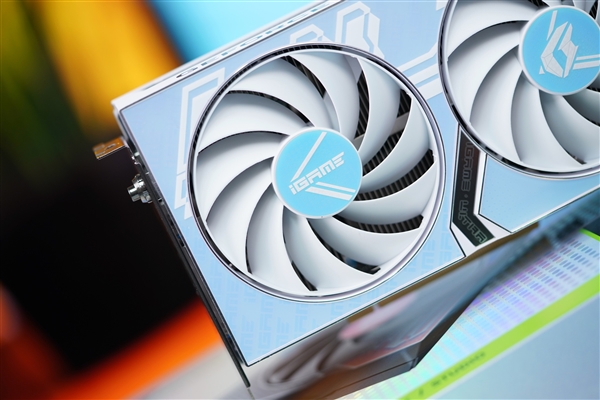 高颜值波普风！七彩虹RTX 4060 Ti Ultra W OC显卡图赏