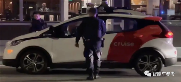 无人驾驶出租车和交警杠上！双方僵持不下：乘客急得直跳脚
