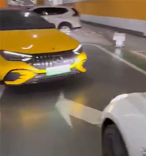 自爆卡车?奔驰EQE车库逆行:反怪特斯拉Model 3车主不让路