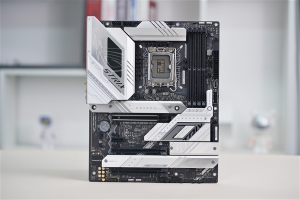 身披银白战甲！华硕ROG STRIX Z790-A GAMING WIFI D4吹雪主板图赏
