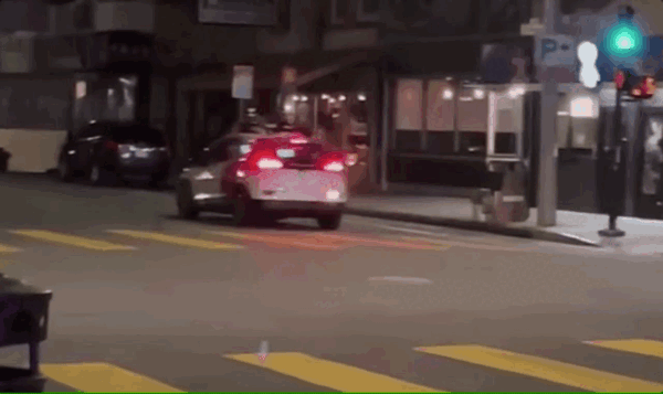 无人驾驶出租车和交警杠上！双方僵持不下：乘客急得直跳脚