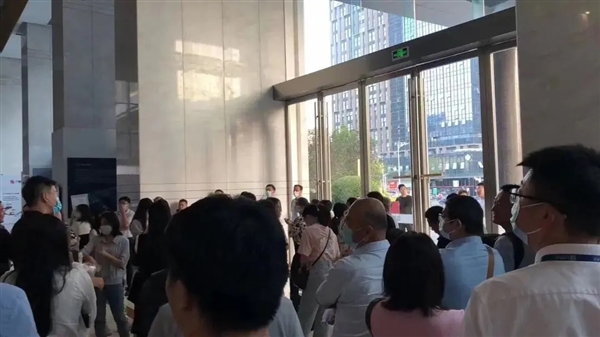 欠薪过亿！时隔两月 宝能汽车总部又被“堵门”