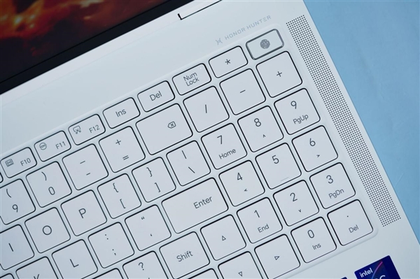 五彩斑斓的白！荣耀MagicBook Pro 16图赏
