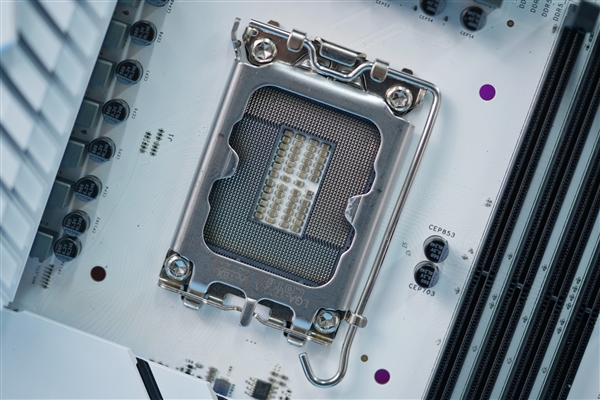 纯白PCB夺目!影驰Z790金属大师D5 Wi-Fi白金版图赏