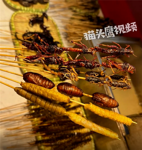 游客不满8根炸串115元被骂穷 店家回应:明码标价 新来员工已辞退