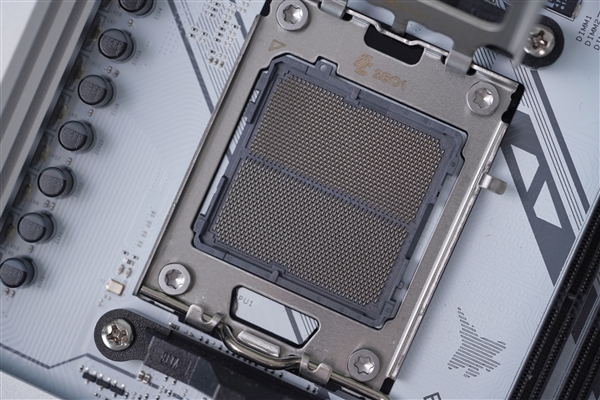 白色攒机首先!七彩虹CVN B650 GAMING FROZEN V14主板图赏