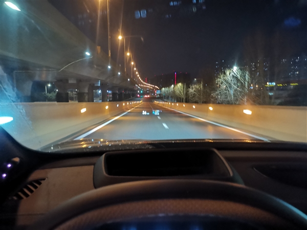 君子动口不动手 开了三天哪吒S:用嘴就能控全车