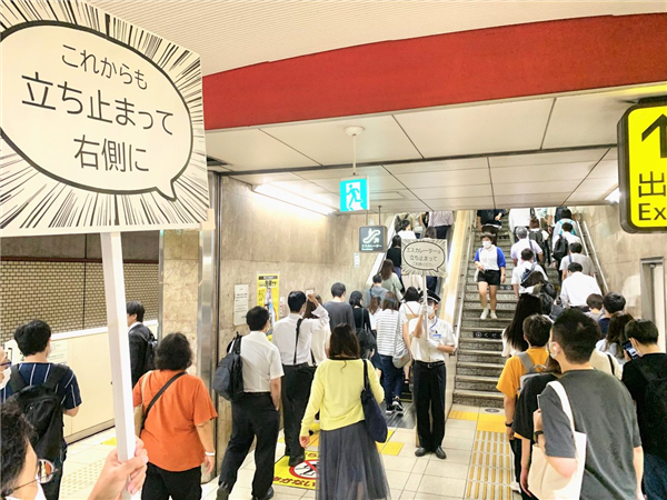 扶梯靠右站 成了被嫌弃的社畜文明