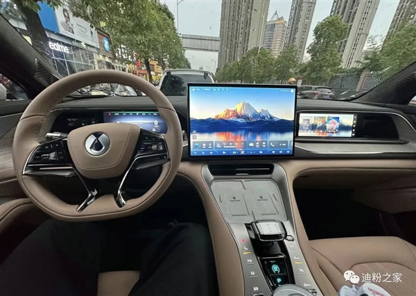 超强辨识度!腾势N7夜晚亮灯实拍:“世界级SUV”感受下