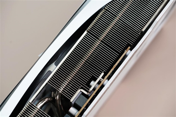 清幽雅致 索泰RTX 4080 AMP EXTREME AIRO月白图赏