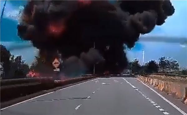 马来西亚一架小型飞机坠毁撞上摩托和汽车：已致10人死亡