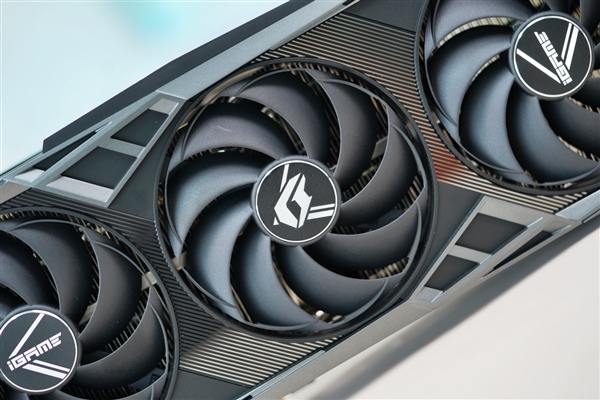 独特磁吸智屏！七彩虹iGame RTX 4070 Vulcan OC显卡图赏