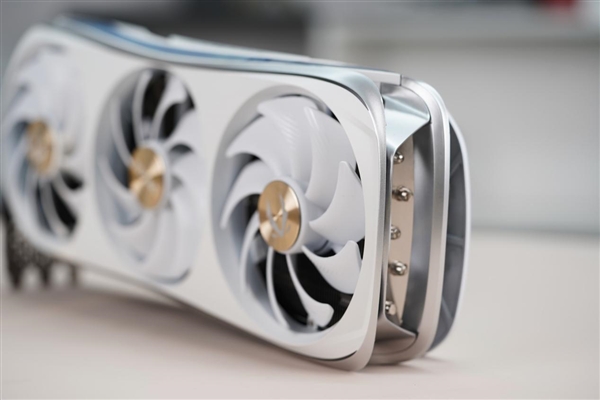 清幽雅致 索泰RTX 4080 AMP EXTREME AIRO月白图赏