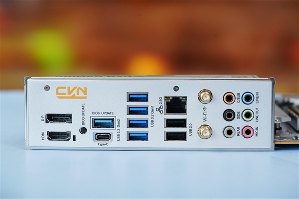 白色攒机首先!七彩虹CVN B650 GAMING FROZEN V14主板图赏