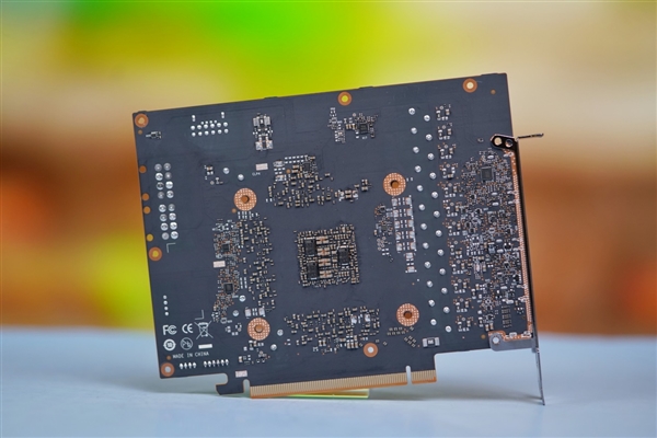 通体白色高颜值!铭瑄RTX 4070 iCraft OS12G瑷珈显卡图赏
