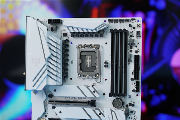 纯白PCB夺目!影驰Z790金属大师D5 Wi-Fi白金版图赏