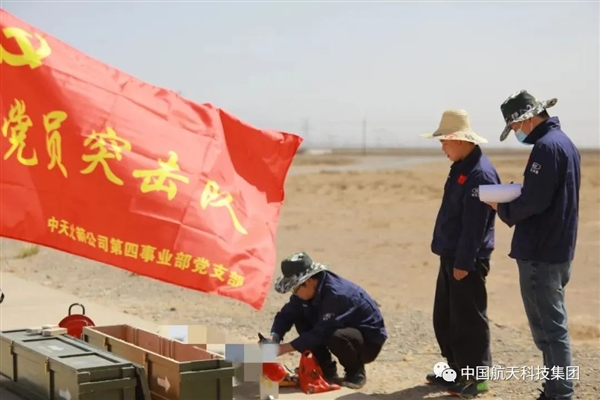 天雷二号精确制导火箭一口气发射10枚!太过先进 不便展示