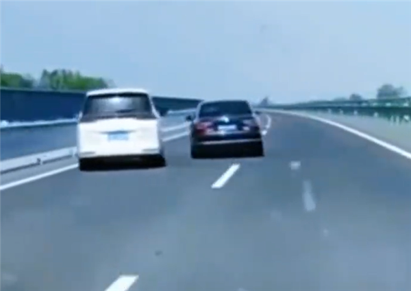 一大众轿车高速路恶意别车!S形行驶10公里:官方已介入调查