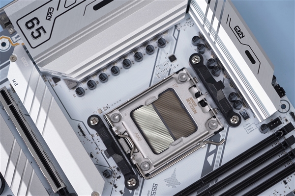 白色攒机首先!七彩虹CVN B650 GAMING FROZEN V14主板图赏