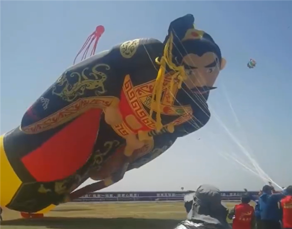 潍坊风筝节现躺平版“秦始皇” 网友:这是他摔过最狠的一跤